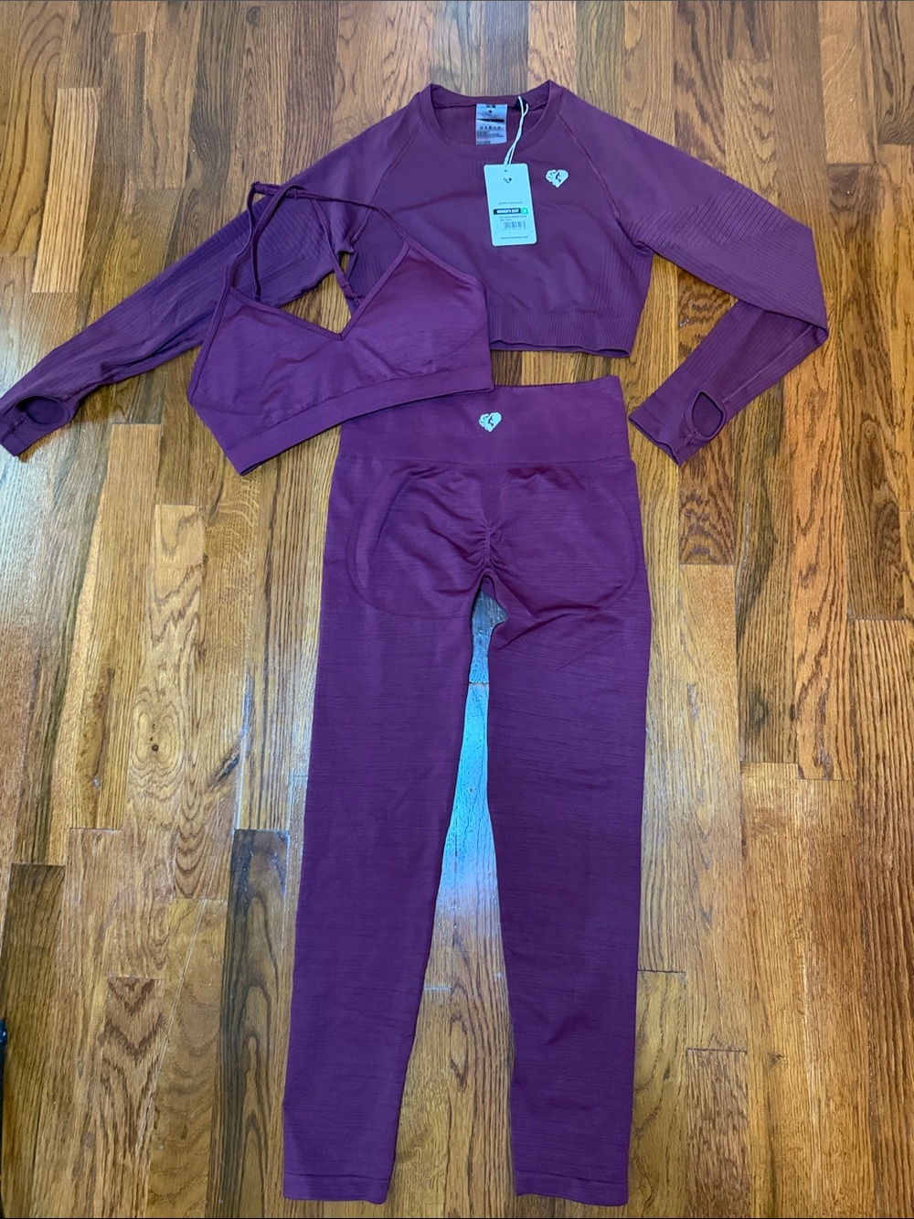 Women’s best 3 piece gym set. Cropped long sleeve top, sports bra, and leggings.